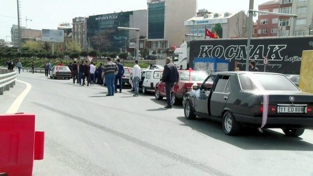 Foto - Trafik cezalarını damada taktılar