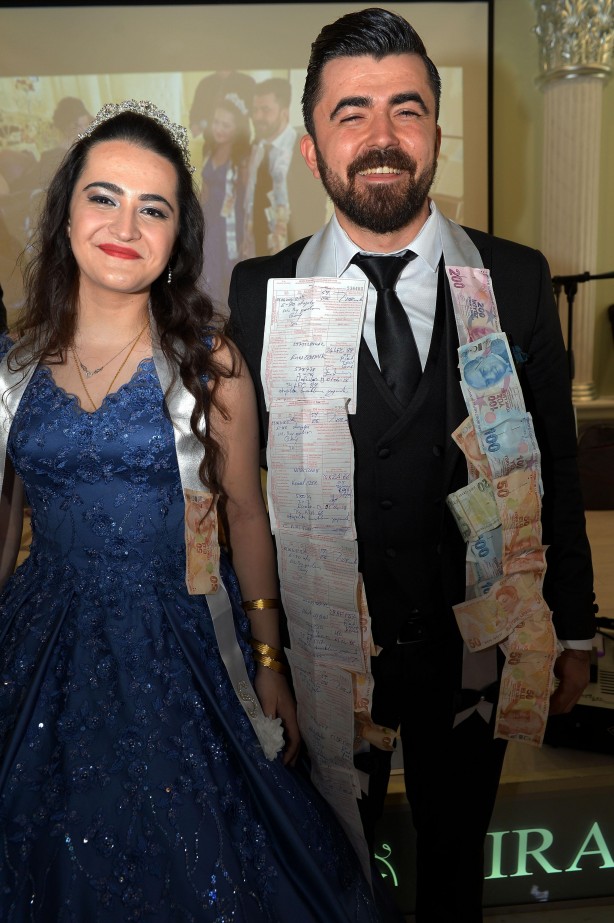 Foto - Trafik cezalarını damada taktılar