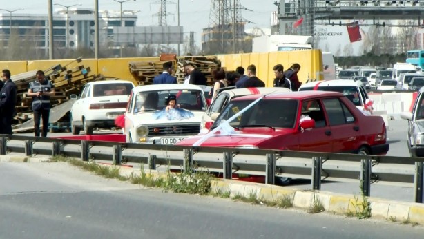 Foto - Trafik cezalarını damada taktılar