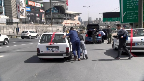 Foto - Trafik cezalarını damada taktılar