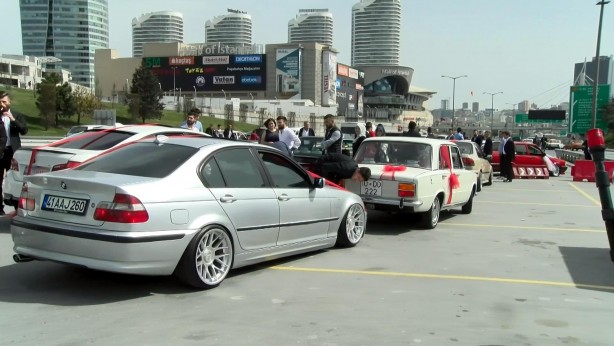 Foto - Trafik cezalarını damada taktılar