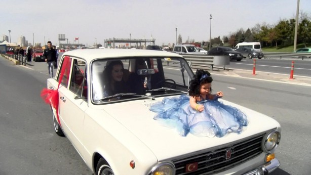 Foto - Trafik cezalarını damada taktılar