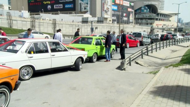 Foto - Trafik cezalarını damada taktılar