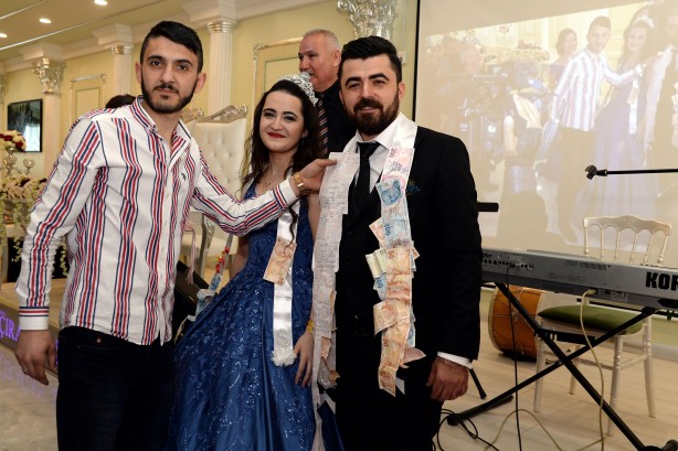 Foto - Trafik cezalarını damada taktılar