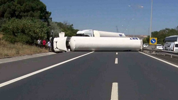Foto - Trafik durma noktasında! Çatalca’da gaz yüklü tanker faciası