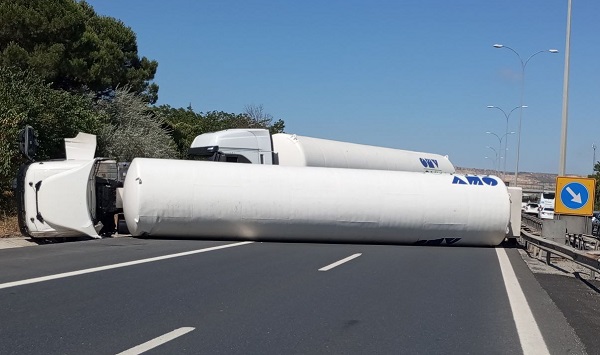 Trafik durma noktasında! Çatalca’da gaz yüklü tanker faciası