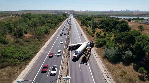 Foto - Trafik durma noktasında! Çatalca’da gaz yüklü tanker faciası
