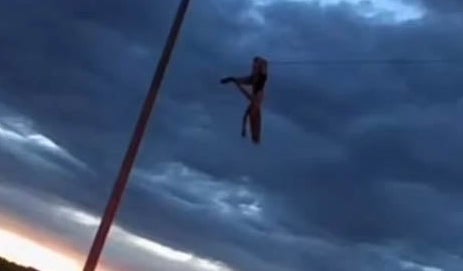 Trafik kazasında arabadan fırlayan kadın elektrik direğinde böyle asılı kaldı! İşte şok eden anlar