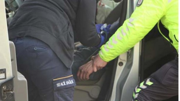 Foto - Trafik polisinden yaralı sürücüye destek! Elini bırakmadı