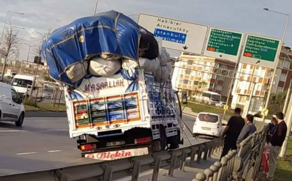 Foto - Trafikte ağızları açık bırakan görüntü! Cezayı yedi