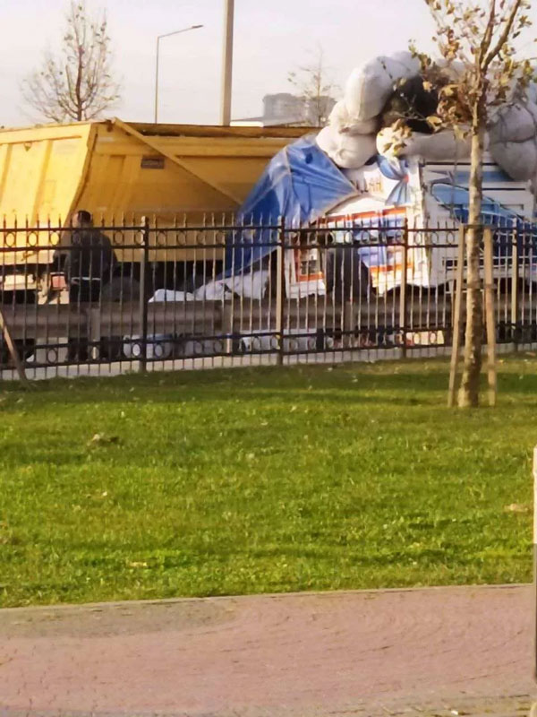 Foto - Trafikte ağızları açık bırakan görüntü! Cezayı yedi