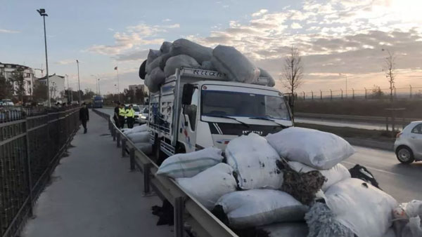 Trafikte ağızları açık bırakan görüntü! Cezayı yedi