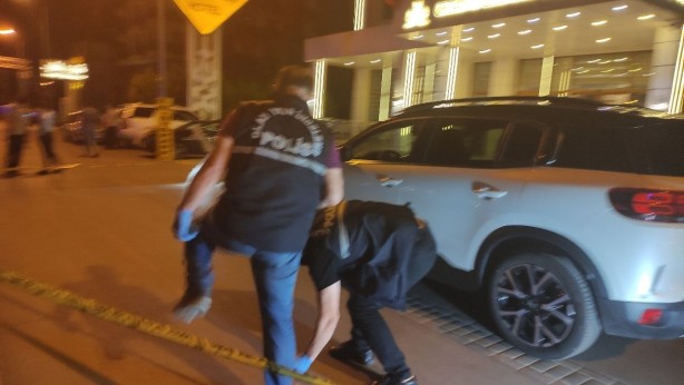 Foto - Trafikte dehşet! Kendini uyuran otomobile 16 el ateş açtı