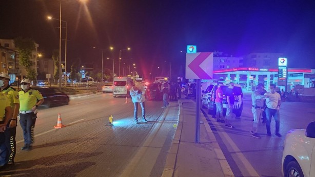 Foto - Trafikte dehşet! Kendini uyuran otomobile 16 el ateş açtı