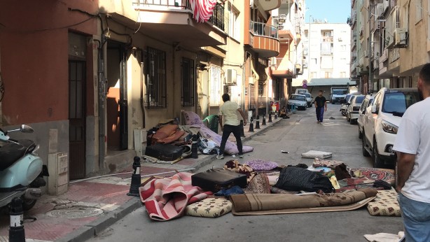 Foto - Trajikomik olay! Eşyaları sokağa atması yanlış anlaşılınca olanlar oldu