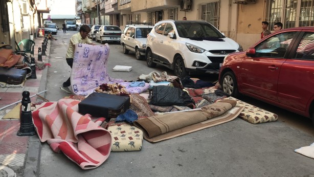 Foto - Trajikomik olay! Eşyaları sokağa atması yanlış anlaşılınca olanlar oldu