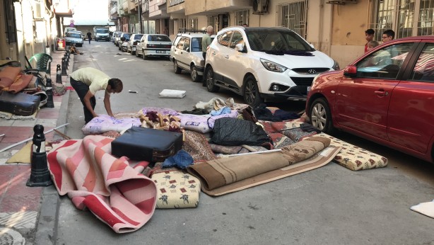Foto - Trajikomik olay! Eşyaları sokağa atması yanlış anlaşılınca olanlar oldu