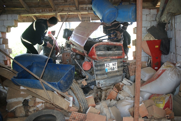 Foto - Traktör ahır duvarına çarptı: Yaralılar var