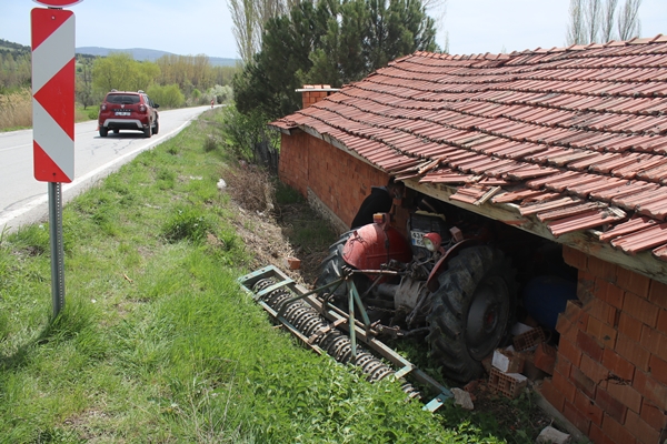 Foto - Traktör ahır duvarına çarptı: Yaralılar var