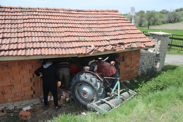 Traktör ahır duvarına çarptı: Yaralılar var