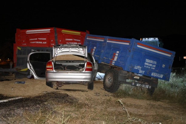 Foto - Traktör ile otomobil çarpıştı