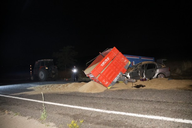 Traktör ile otomobil çarpıştı