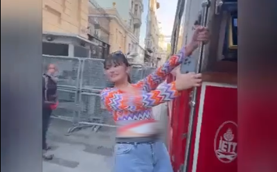 Foto - Tramvayda artistlik yapan turist kafayı öyle bir vurdu ki! Neye uğradığını şaşırdı