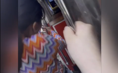 Tramvayda artistlik yapan turist kafayı öyle bir vurdu ki! Neye uğradığını şaşırdı