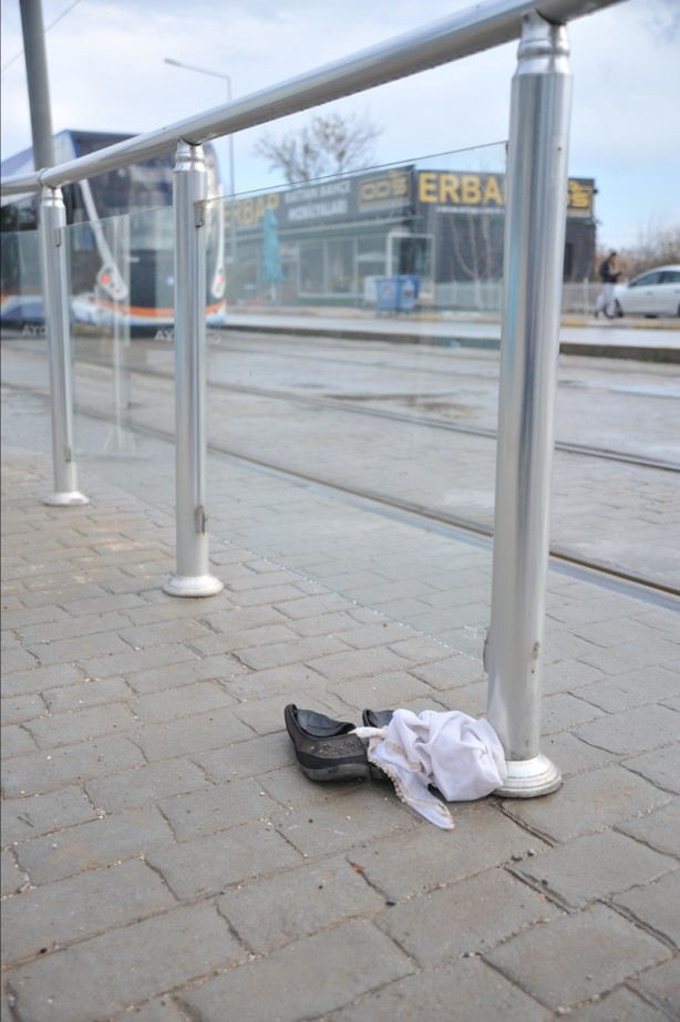 Foto - Tramvayın çarptığı yaya ağır yaralandı