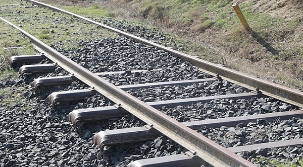 Foto - Tren raylarının arasında neden taşlar var? Aklınızı kurcalayan o sorunun cevabı!