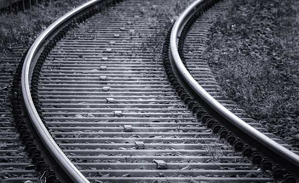 Foto - Tren raylarının arasında neden taşlar var? Aklınızı kurcalayan o sorunun cevabı!