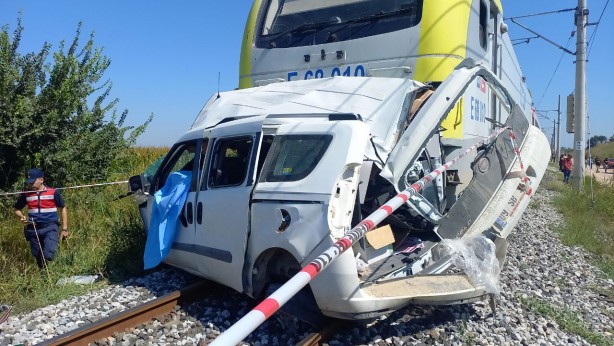 Foto - Tren araca çarptı! Feci kazadan acı haber