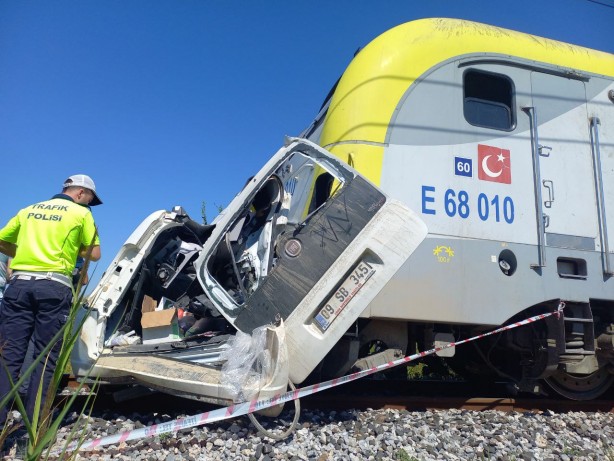 Foto - Tren araca çarptı! Feci kazadan acı haber
