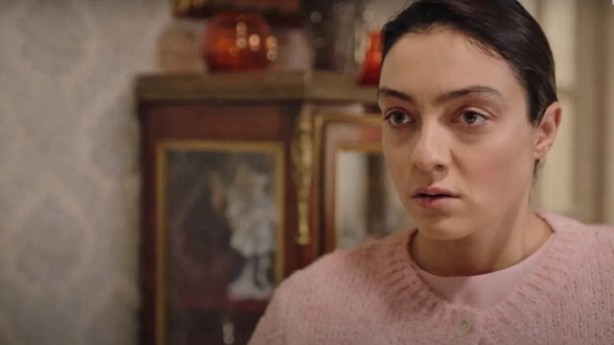 TRT dizisiyle ünlenen Merve Dizdar zil takıp oynar artık! Halbuki, o rezalet sonrası herkes "Helal olsun başkanım" demişti