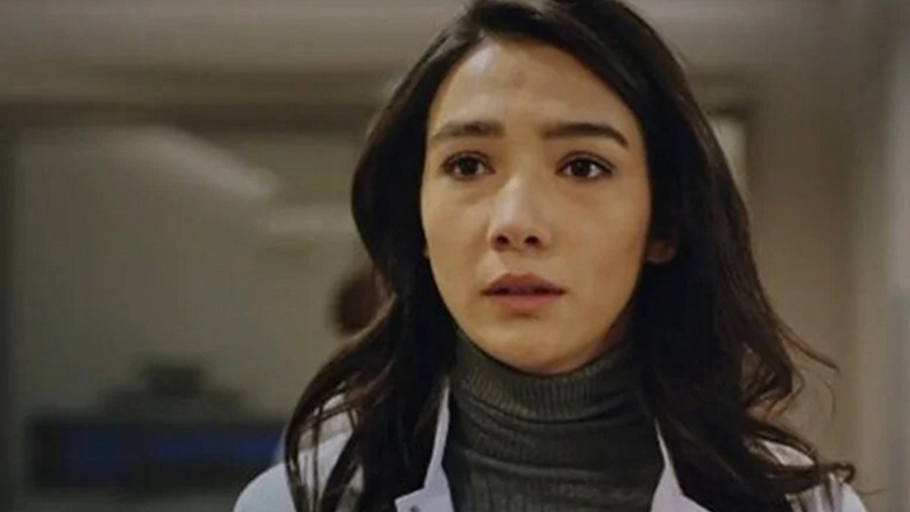 TRT oyuncusunun haline bak! Bir de utanmadan milleti galeyana getiriyor! Sen önce alkolikliğine çare bul...