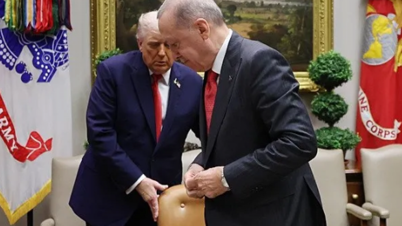 Foto - Trump, Erdoğan'a Beyaz Saray'da öyle bir şey yaptı ki... Herkesin aklına Bülent Ecevit Clinton görüşmesi geldi