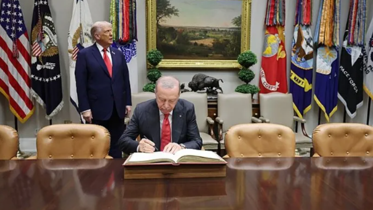 Foto - Trump, Erdoğan'a Beyaz Saray'da öyle bir şey yaptı ki... Herkesin aklına Bülent Ecevit Clinton görüşmesi geldi