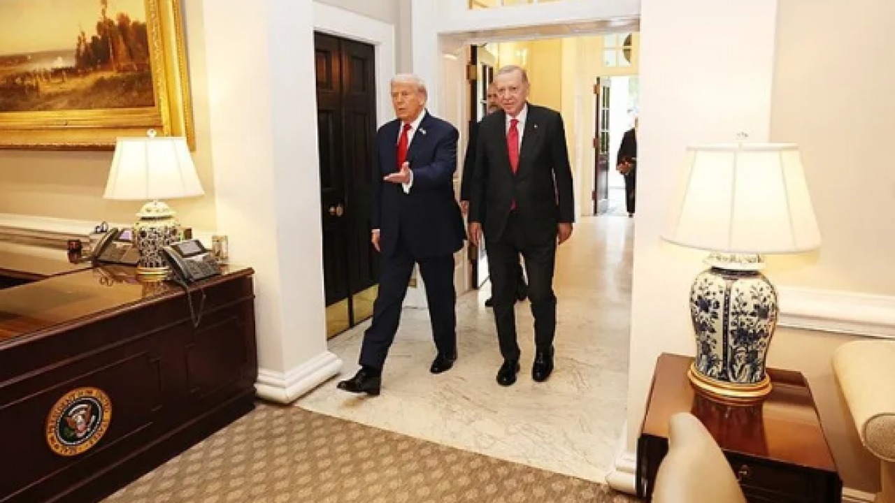Foto - Trump, Erdoğan'a Beyaz Saray'da öyle bir şey yaptı ki... Herkesin aklına Bülent Ecevit Clinton görüşmesi geldi