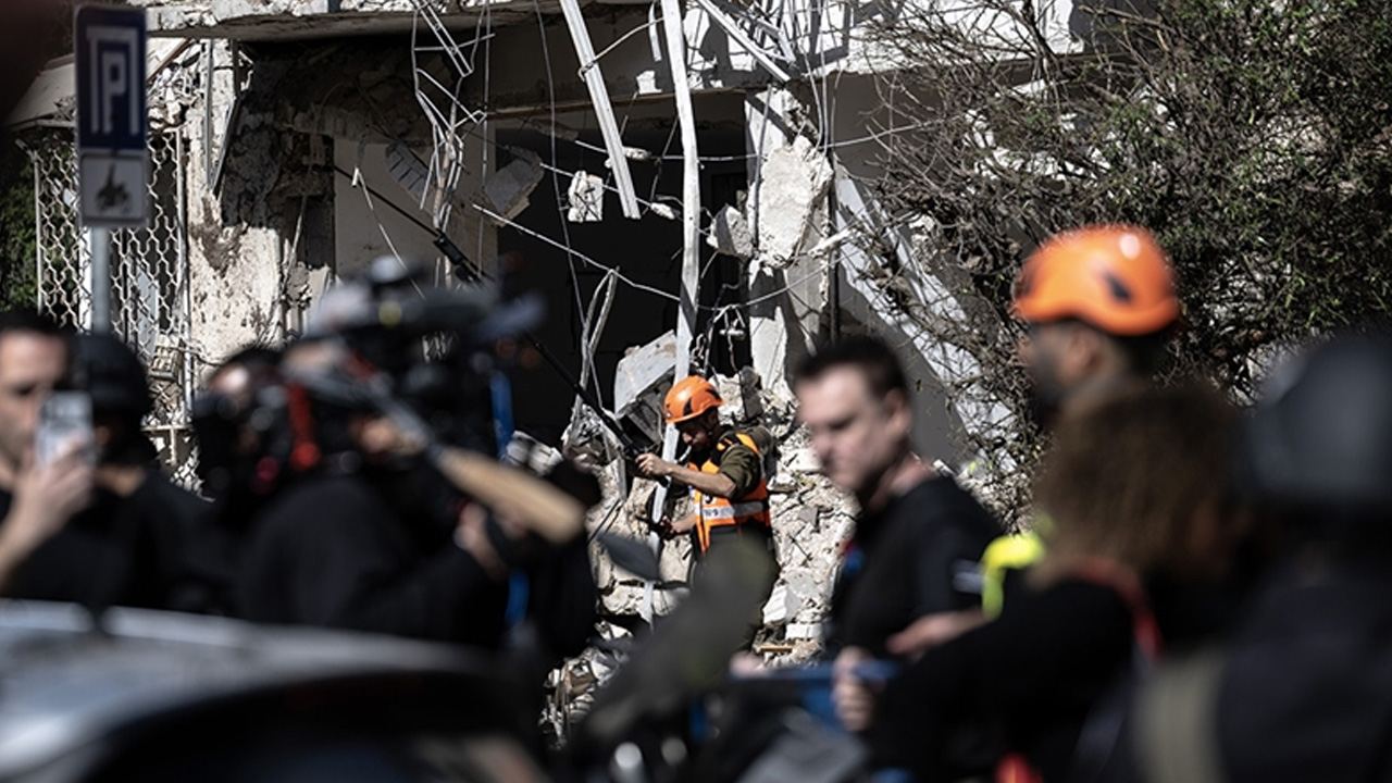 Trump savaşı bir anda bitirme sinyalleri verirken İran el yükseltti: ABD halkı sokağa indi... Hürmüz'den geçişi zor