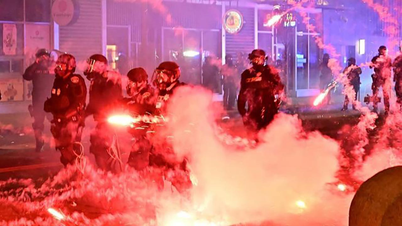 Trump'a California'dan dava! Los Angeles sokakları savaş alanına döndü