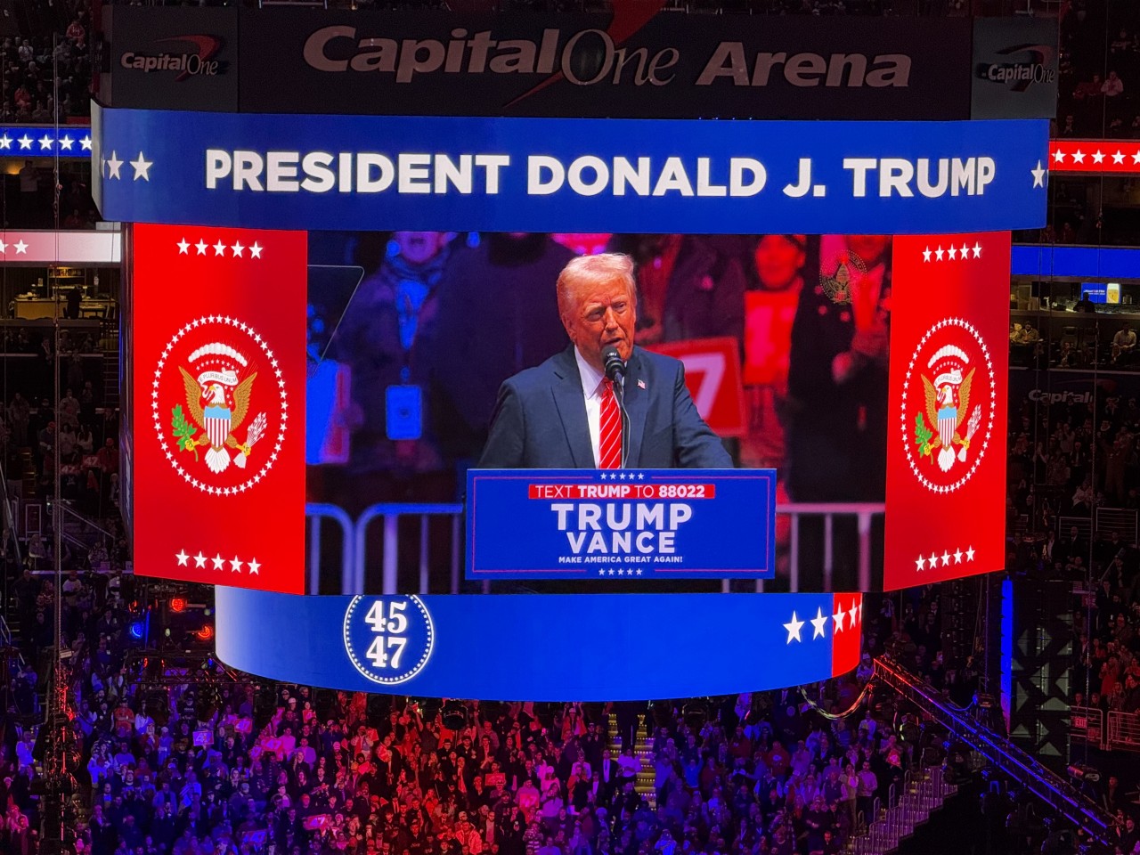 Trump'tan zafer mitinginde gövde gösterisi