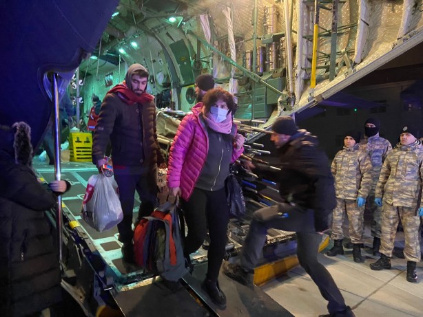 Foto - TSK depremzedeler için teyakkuzda! Askeri kargo uçağıyla İstanbul'da getirildiler