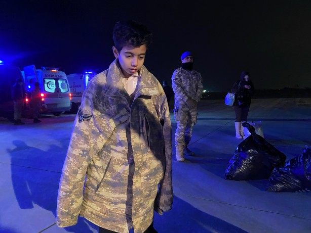 Foto - TSK depremzedeler için teyakkuzda! Askeri kargo uçağıyla İstanbul'da getirildiler