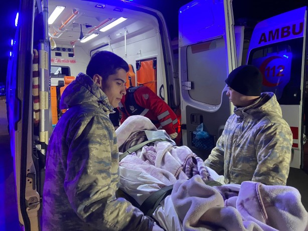 Foto - TSK depremzedeler için teyakkuzda! Askeri kargo uçağıyla İstanbul'da getirildiler