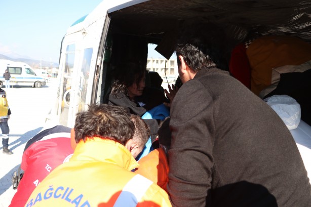 Foto - TSK giderken jeneratör dönerken yaralı taşıyor!