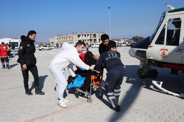 Foto - TSK giderken jeneratör dönerken yaralı taşıyor!
