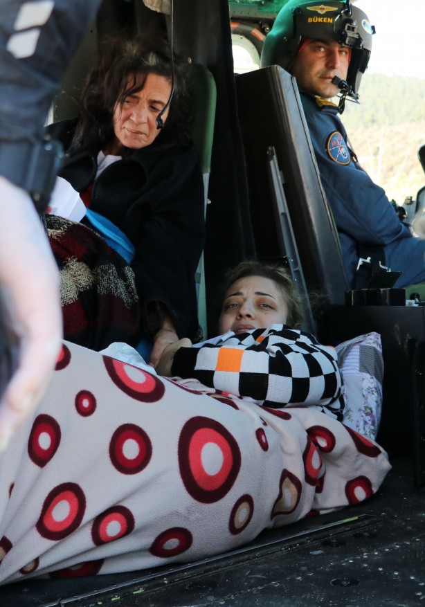 Foto - TSK giderken jeneratör dönerken yaralı taşıyor!