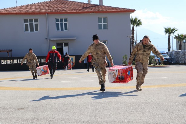 Foto - TSK giderken jeneratör dönerken yaralı taşıyor!