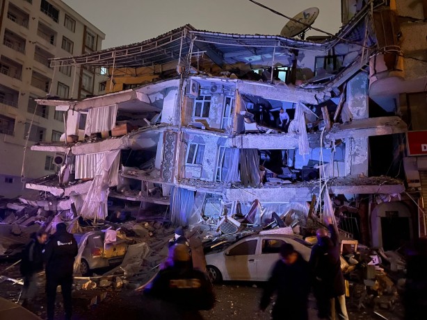 Foto - TSK ve UMKE 3 metreyi aşan karla kaplı köydeki vatandaşları nakletti!