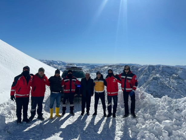 Foto - TSK ve UMKE 3 metreyi aşan karla kaplı köydeki vatandaşları nakletti!